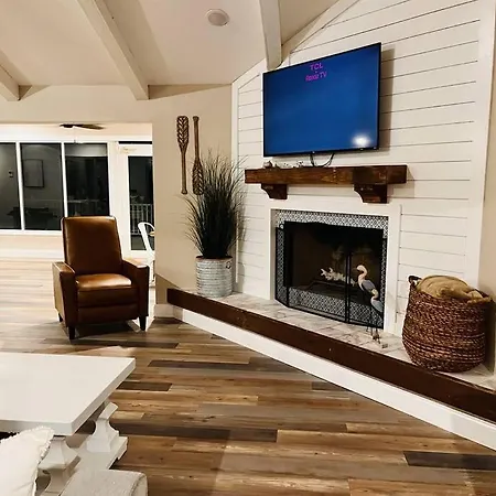 Gorgeous Vacation Home On The Water With Heated Pool And Sand!